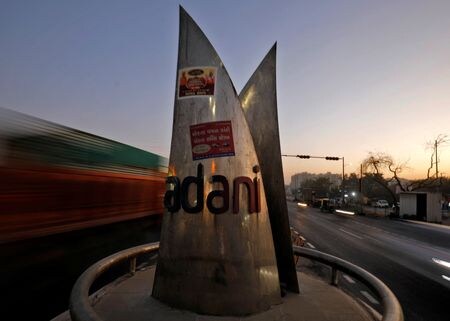 　８月１４日、インドの新興財閥アダニ・グループの系列企業の株価が取引で３─５％下落している。写真は同社のロゴ。インドのアーメダバードで２月撮影（２０２３年　ロイター／Amit Dave）