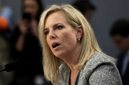 　４月１７日、ニールセン米国土安全保障長官は、欧州連合（ＥＵ）が個人情報保護を巡り来月施行する厳格な「一般データ保護規則（ＧＤＰＲ）」について、米国のサイバー攻撃対策に「意図せぬ悪影響」が及ぶ可能性があると警告した。写真は公聴会前に宣誓する同長官。１１日にワシントンで撮影（2018年　ロイター／Yuri Gripas）