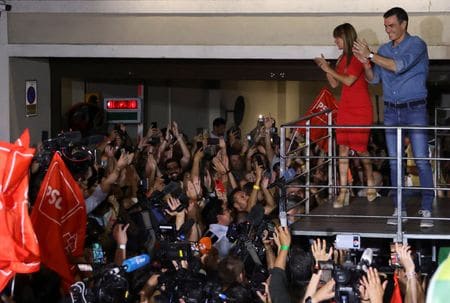 ４月２４日、スペインのサンチェス首相が辞任する可能性を示唆した。写真は２０２３年７月、マドリードで支持者らの前に姿を見せる同首相と妻（２０２４年　ロイター／Nacho Doce）