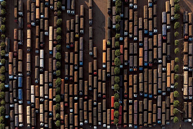 大豆を積んだ多数のトラックが北部パラ州ミリチトゥバ付近のBR163にあるガソリンスタンドに駐車する