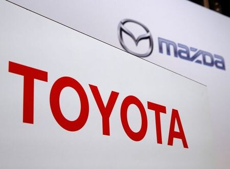 ８月１３日、トヨタ自動車とマツダは、米アラバマ州で建設中の完成車工場に８億３０００万ドルを追加投資すると発表した。写真は両社のロゴ。都内で２０１７年８月撮影（２０２０年　ロイター/Kim Kyung-Hoon）