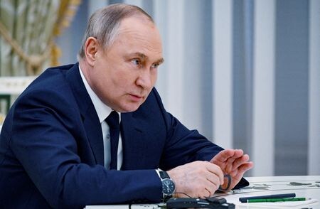 ４月２６日、国連はロシアのプーチン大統領がグテレス国連事務総長との会談で、ウクライナ南部マリウポリにあるアゾフスターリ製鉄所からの民間人退避に国連と赤十字国際委員会が関与することを巡り「原則」合意したと発表した。写真は同日、モスクワでグテレス国連事務総長と会談するプーチン大統領（２０２２年　ロイター／ Sputnik/Vladimir Astapkovich/Kremlin via REUTERS）
