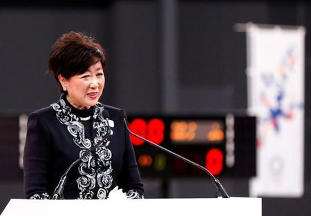 東京都の小池百合子知事は２５日夜、都庁で会見を行い、今週末は不要不急の外出を自粛するよう都民に要請、現在は新型コロナウイルスの「感染爆発（オーバーシュート）の重大局面」だと述べた。２月撮影（２０２０年　ロイター/KIM KYUNG-HOON）
