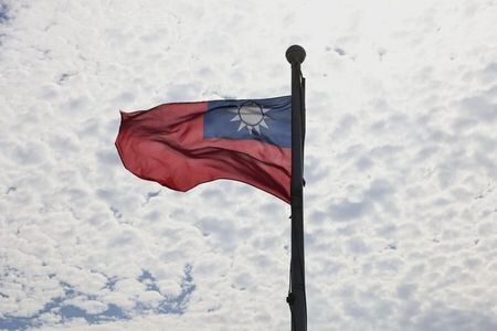　中国外務省は２１日、リトアニアとの外交関係を格下げしたと発表した。写真は台湾の旗。台湾・桃園市で６月に撮影（２０２１年　ロイター／Ann Wang）