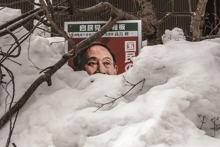 秋田県出身の菅は自民党に久々に現れた庶民派宰相だ（新潟県）　CARL COURT/GETTY IMAGES