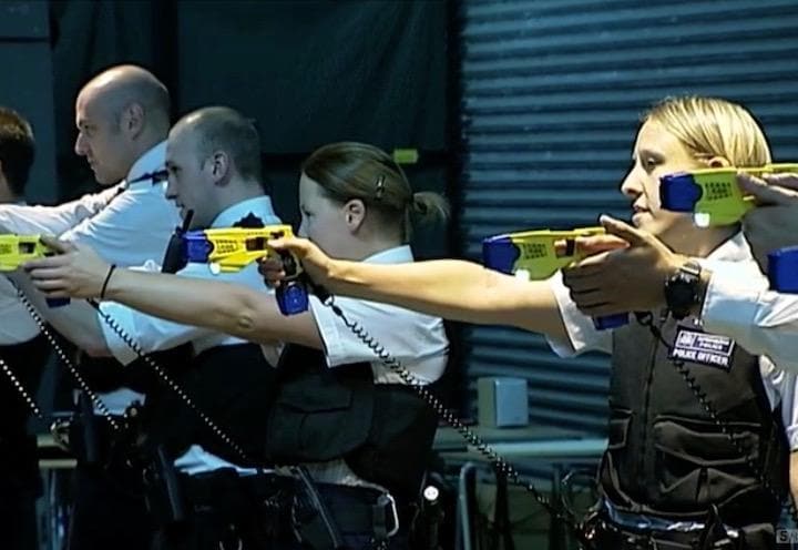 イギリスの一部の都市でテーザー銃の携帯が始まった　　5 News -YouTube