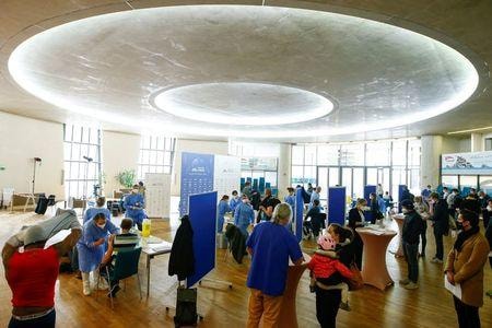 欧州連合（ＥＵ）の執行機関である欧州委員会は新型コロナウイルスワクチン接種者や感染から回復した人などに域内の自由な移動を認める「ワクチン証明書」発行に関連する作業が近く終了するとの見通しを示した。独ケルンのワクチン接種会場で８日撮影（２０２１年　ロイター/Thilo Schmuelgen）