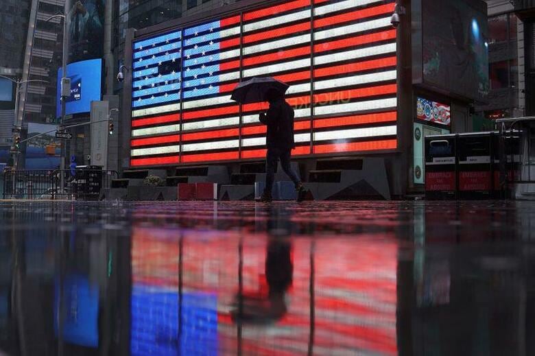 世界保健機関（WHO）は24日、米国で新型コロナウイルスの感染拡大が「極めて大幅に加速している」と指摘し、米国が新たな震源地になる可能性があるとの見方を示した。写真は3月23日、ニューヨークのタイムズスクエアで撮影（2020年　ロイター/Carlo Allegri）