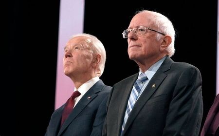 　米大統領選に向けた民主党の候補指名争いで、バイデン前副大統領（左）が支持率でトップに立っていることが、２３日公表のロイター／イプソスの世論調査で明らかになった。写真右はサンダース氏。ロサンゼルスで２０１９年１２月撮影（２０２０年　ロイター／Kyle Grillot）