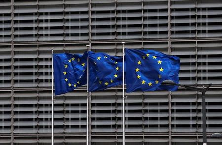 　ＥＵ）欧州委員会のヨハンソン欧州委員（内務担当）は２３日の記者会見で、加盟国が２８日に開く内相理事会で、ウクライナから難民を受け入れる「負担の公平な分担」について協議を開始すると述べた。写真はＥＵの旗。ブリュッセルで２０２１年５月撮影（２０２２年　ロイター／Yves Herman）