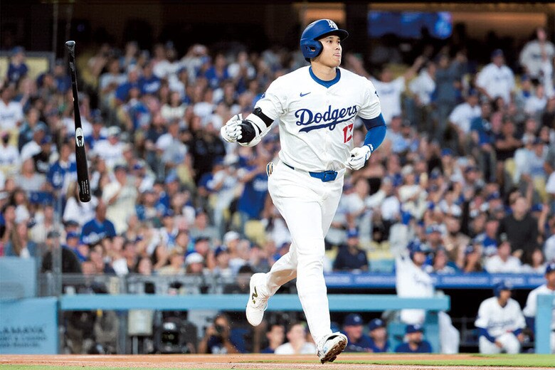 8月28日、大谷は愛犬デコピンと始球式をした直後、今シーズン42本目の本塁打を放った　WALLY SKALIJｰLOS ANGELES TIMES/GETTY IMAGES