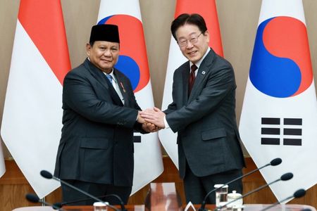 韓国の李在明大統領（写真右）とインドネシアのプラボウォ大統領。4月1日、ソウルで撮影。Yonhap via REUTERS