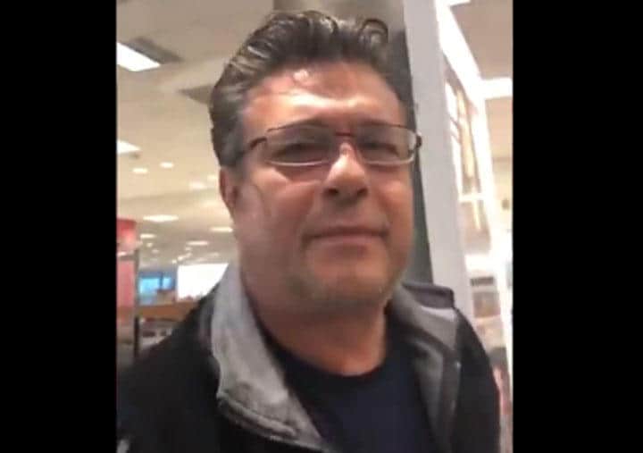 大手百貨店メイシーズのテキサス州の店舗で暴言を放った男。動画の撮影者が提供。Screenshot: @rickyy_____ Twitter