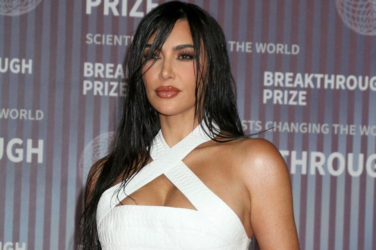 恥ずかしい」「不自然」 キム・カーダシアン、宣伝のための「セクシー
