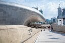 巨大なUFOのような形が特徴的な東大門デザインプラザ（DDP）（撮影＝筆者）