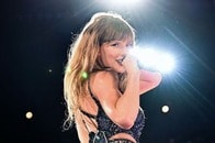 【写真】セレブはなぜこんな格好を？ テイラー・スウィフト、黒タンクトップの「トレーニング姿」が物議