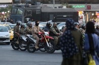 殴りバイクでぶつかり、最後は至近距離で発砲...イラン警官、デモ参加者への非道な暴行現場
