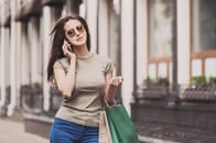 恥ずかしい失敗...「とんでもない服の着方」で外出してしまった女性、驚きの姿をカメラの前で公開