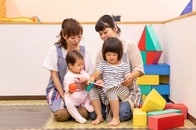 保育所・認定こども園は今や共働き世帯の親の就労を支える施設