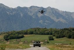 スイス国民投票、中立厳格化を否決　ＮＡＴＯ協力の制限回避