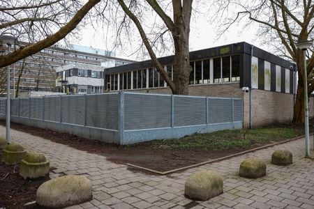 オランダ・アムステルダムにあるユダヤ系の学校。3月14日撮影。REUTERS/Piroschka van de Wouw