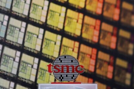 　半導体受託生産大手の台湾積体電路製造（ＴＳＭＣ）が１月１４日発表した２０２０年第４・四半期（１０─１２月）決算は、過去最高益を計上した。写真は、同社のロゴマーク。2018年8月31日に撮影。（2021年　ロイター／Tyrone Siu）