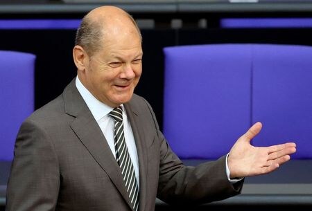 ７月１０日、ドイツのショルツ財務相（写真）は、ドイツ経済は２０２２年初め、あるいはそれより前に新型コロナウイルス危機前の水準に戻る可能性があるとの見方を示した。ベルリンで６月撮影（２０２０年　ロイター/Fabrizio Bensch）