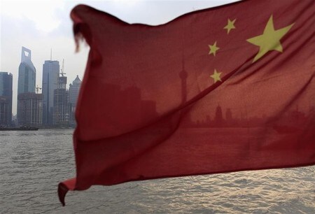 　３月１０日、中国政府は昨年、不動産市場での投機抑制策に乗り出したが、投機筋は政府が価格の下落を看過しないと高をくくり、ひるむ様子は見られない。写真は中国の国旗。上海で２０１０年２月撮影（２０１７年　ロイター/Aly Song）