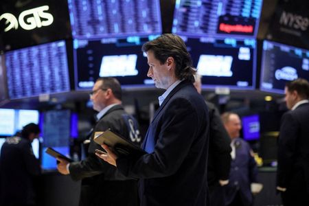 米国株式市場は、連邦準備理事会（ＦＲＢ）当局者が利下げ見通しについて慎重な姿勢を示したことを受け、急落して終了した。２月撮影（２０２４年　ロイター/Brendan McDermid）