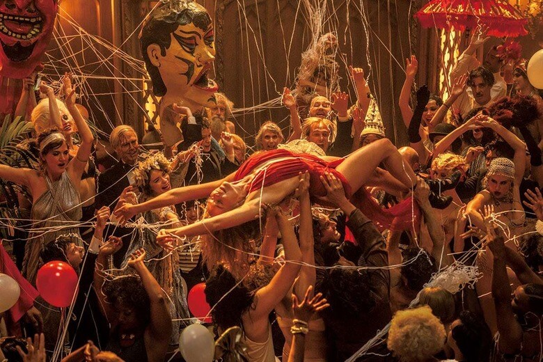 大胆で奔放なネリーは一躍有名になるが　PARAMOUNT PICTURESｰSLATE
