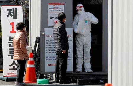 韓国は４月１５日投開票の国会議員総選挙について、新型コロナウイルス感染者には郵送による投票や事前の不在者投票を可能とする方針。３月撮影（２０２０年　ロイター/Kim Kyung-Hoon）