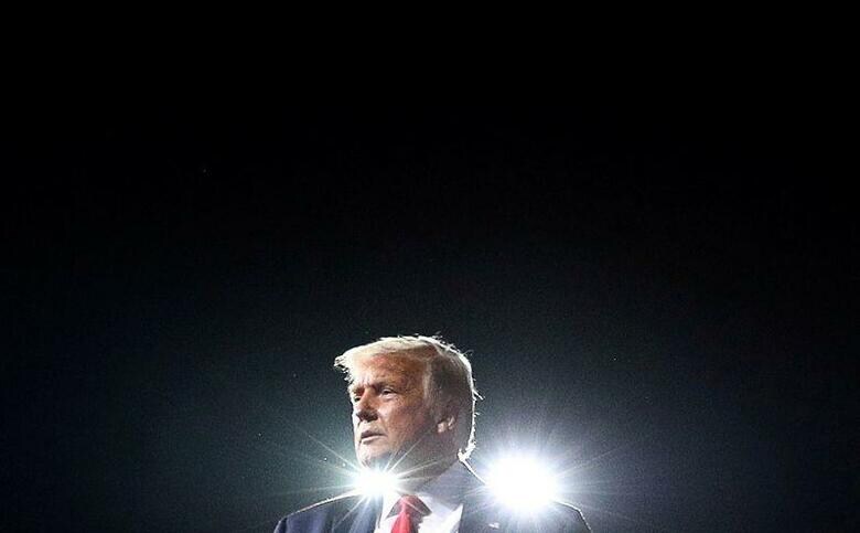 米ホワイトハウスは２２日、ＣＢＳテレビの報道番組「６０ミニッツ」が２５日に放映を予定していたトランプ大統領のインタビューの未編集動画を公開した。ノースカロライナ州ガストニアで２１日撮影（２０２０年　ロイター/TOM BRENNER）