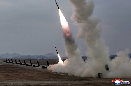 ３月１４日、北朝鮮が行ったロケット砲の発射試験。KCNA提供。REUTERS