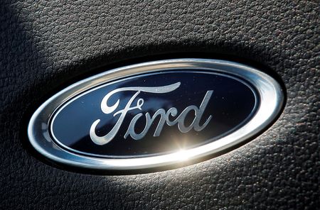 米自動車大手フォード・モーターは１３日、ミシガン州ディアボーンのルージュ工場で１１月に２５０人増員したことを明らかにした。写真はニューヨークで昨年５月撮影（２０２２年　ロイター／BRENDAN MCDERMID）