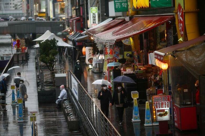 政府は２６日、３月の月例経済報告で景気の総括判断を「新型コロナウイルス感染症の影響により足元で大幅に下押しされており、厳しい状況にある」とし、大幅に下方修正した。写真は大阪の道頓堀。３月１４日撮影（２０２０年　ロイター/Edgard Garrido）