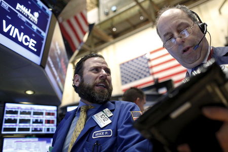 　１２月３日、３日の米国株式市場は大幅安となり、ダウ平均は２５０ドル以上値下がりした。NY証券取引所で１日撮影（ロイター/Brendan McDermid）