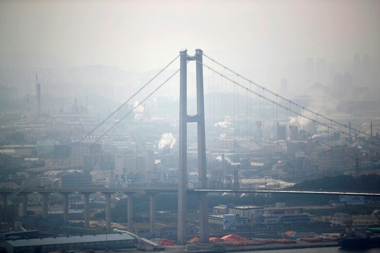 かつて豊かな企業城下町だった韓国南東部の港湾都市・蔚山（ウルサン）は、中国との競争、人件費の上昇、そして現代グループへの過度な依存によって大きく揺らいでいる。５月、蔚山で撮影（２０１８年　ロイター/Kim Hong-Ji）