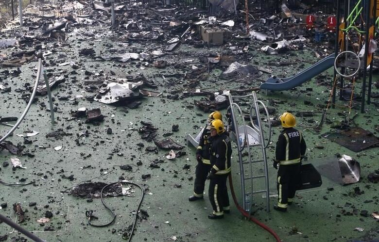 　６月１４日、少なくとも１２人が犠牲となった大規模火災が発生した英ロンドンの高層マンションでは、改修工事が昨年完了。だが、その改修計画を記した文書には、高層住宅の改修時には使用されるべきだと専門家が主張する防火壁についての言及はなかった（２０１７年　ロイター/Neil Hall）