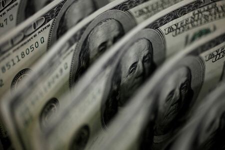 ニューヨーク外為市場では、米経済指標が引き続き堅調だったことを受け、連邦準備理事会（ＦＲＢ）が今月の会合で利上げを決定する可能性が高まり、ドルは上昇したが、その後は軟調に推移した。（２０２３年　ロイター／Yuriko Nakao）
