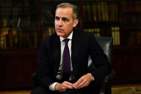 １カ月後に退任を控える英イングランド銀行（ＢＯＥ、中央銀行）のカーニー総裁はロイターのインタビューに応じ、ジョンソン英首相の成長促進策には希望の兆しがあるかもしれないと述べた。写真は２月１３日、ロンドンで撮影（２０２０年　ロイター/Dylan Martinez）