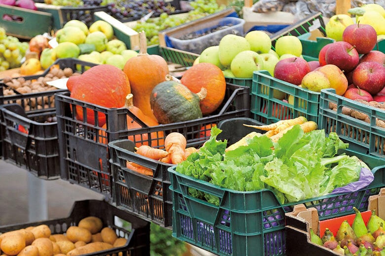 大型店が少ない地域では新鮮な野菜や果物も入手困難　BALONCICI/ISTOCKPHOTO