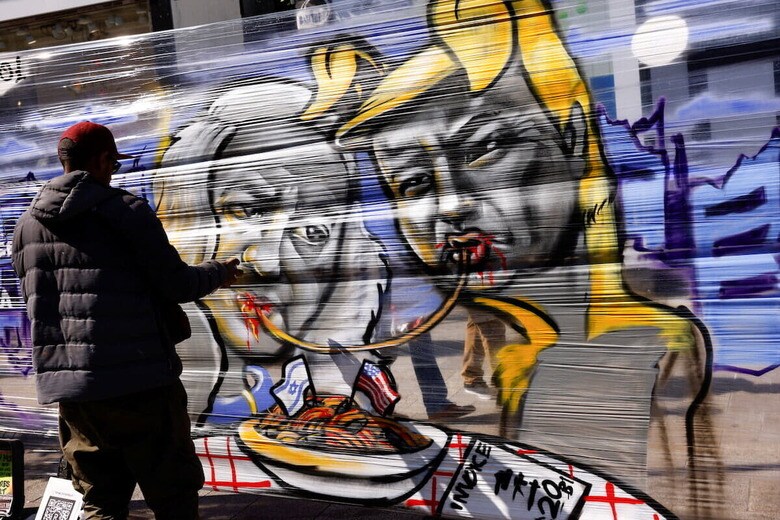 イランに対するイスラエル軍の対抗措置について、10月6日のイスラエルメディアは「深刻で重大なものになる」などと伝えた。写真はネタニヤフ（左）とトランプの関係を風刺し、反戦を訴える壁画（アイルランドのダブリン、8月31日）　REUTERS/Clodagh Kilcoyne