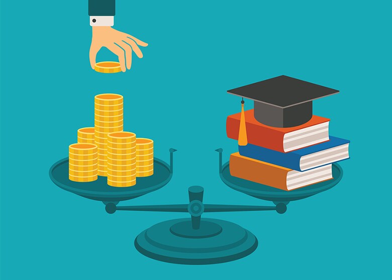 アルバイトに没頭して学業に支障をきたす学生も少なくない　AlexOakenman-BIGSTOCK