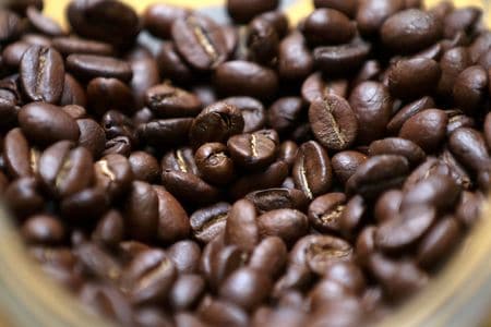 １２月８日、コンサルタント会社ヘッジポイントは世界のコーヒー供給に関するリポートを発表し、２０２３／２４年度（４─３月）は前年度のマイナス２１７万袋からプラス３７４万袋に改善すると予想した。写真はコーヒー豆。コロンビア・ボゴタで２０１９年６月撮影（２０２２年/Luisa Gonzalez）