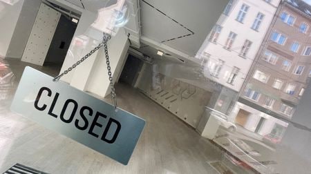 　９月２０日、ドイツのデュッセルドルフを拠点にトイレットペーパーを製造するハクレは１９２８年創業の老舗企業だ。それが今年夏のガス料金高騰で、あっさり倒産してしまった。写真は空になった独ベルリンの店舗。２０２１年３月撮影（２０２２年　ロイター/Hannibal Hanschke）