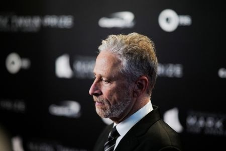 　米アップルがストリーミングサービスで配信していたコメディアンのジョン・スチュワート氏（写真）の時事番組を突然終了した件について、米下院の特別委員会が同社に説明を求めたことが、１５日に公開された書簡で明らかになった。ワシントンで昨年４月撮影(２０２３年　ロイター/Cheriss May)