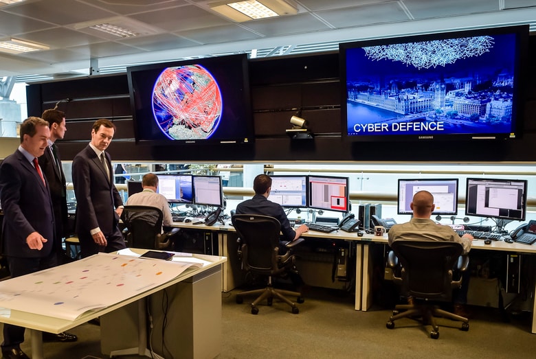 24時間態勢のイギリス政府通信本部（GHCQ）を訪ねる財務大臣ジョージ・オズボーン。11月17日　Ben Birchall- REUTERS