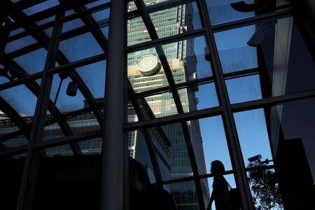 台湾当局は、コロナウイルスの感染拡大が輸出依存型経済に打撃を与えるとの懸念が広がる中、２０２０年の経済成長率見通しを２．７２％から２．３７％に下方修正した。写真は２０１７年７月、台北で撮影（２０２０年　ロイター/Tyrone Siu）