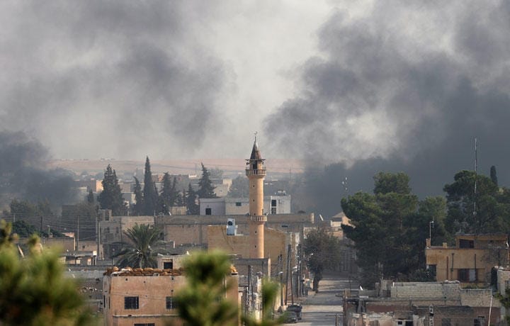 トルコ軍の攻撃を受けるクルド人の都市テルアビヤド（10月10日）　Murad Sezer-REUTERS