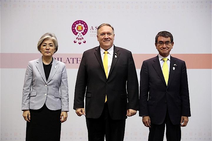 韓国高官が明らかにしたところによると、日本との関係が悪化するなかで韓国は、軍事情報包括保護協定（GSOMIA）の破棄など全ての選択肢を検討している。ただ、日本との冷却期間が必要だと考えている。写真はバンコクで日米韓外相会談後に写真撮影に臨む河野外相（右）、ポンペオ米国務長官（中）と韓国の康京和外相（左）。2日に代表撮影（2019年/Jonathan Ernst/Pool）
